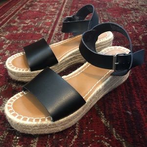 NWOT | Flatform sandal